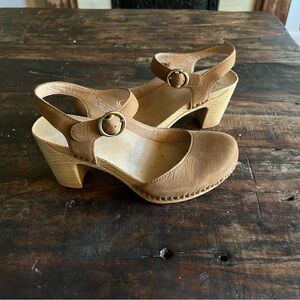 Dansko Taytum tan Leather Mules with Buckle 36